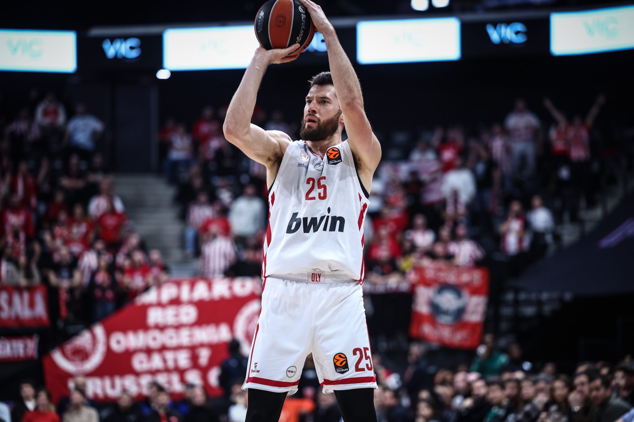 Δεκατρία τρίποντα σε ένα ημίχρονο ο Ολυμπιακός στο Παρίσι