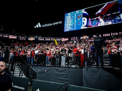 Ολυμπιακός: Η «κόκκινη» κερκίδα, η συγκίνηση για τον αδικοχαμένο οπαδό και η βράβευση του Γουόρντ (vid)