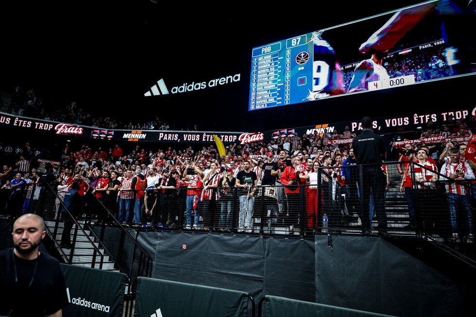 Ολυμπιακός: Η «κόκκινη» κερκίδα, η συγκίνηση για τον αδικοχαμένο οπαδό και η βράβευση του Γουόρντ (vid)