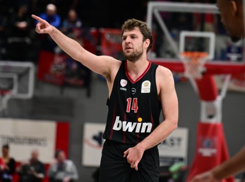 Βεζένκοφ: «Μέχρι πότε θα σκοτώνονται άνθρωποι επειδή δεν αρέσει σε κάποιον η ομάδα που υποστηρίζει;»