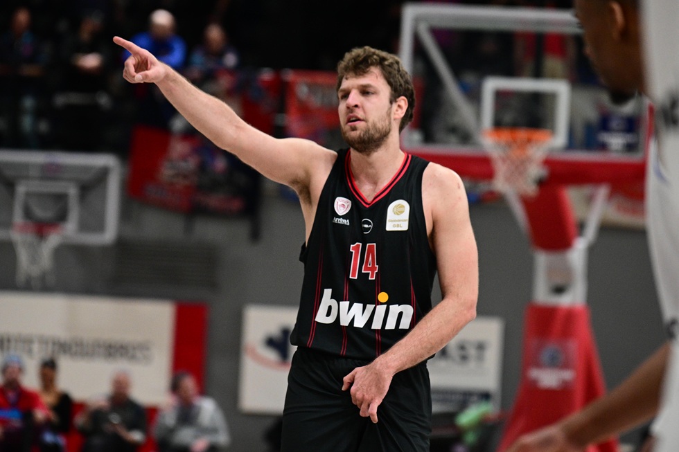 Βεζένκοφ: «Μέχρι πότε θα σκοτώνονται άνθρωποι επειδή δεν αρέσει σε κάποιον η ομάδα που υποστηρίζει;»