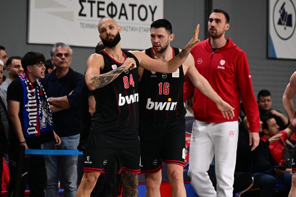 Ένταση με οπαδό του Πανιωνίου και αποβολή για τον Φουρνιέ (pic, vid)