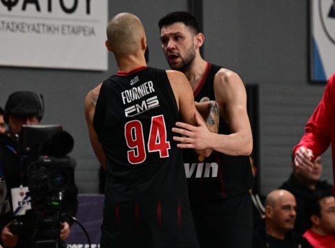 Η σπουδαία κίνηση του Παπανικολάου: Απομάκρυνε τον Φουρνιέ και προσπαθούσε να τον ηρεμήσει (vid)