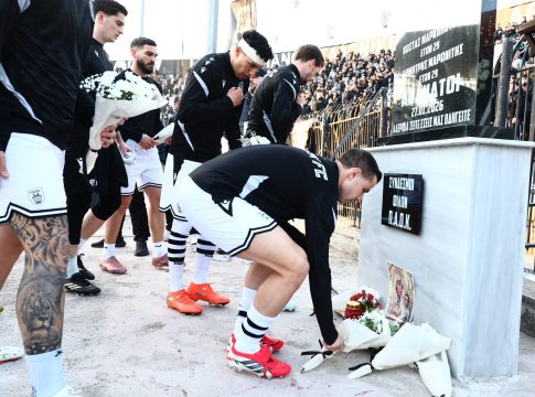 Συγκίνηση στην Τούμπα: Παίκτες των ΠΑΟΚ και Λεβαδειακού άφησαν λουλούδια στη μνήμη του 20χρονου οπαδού του Δικεφάλου (pics)