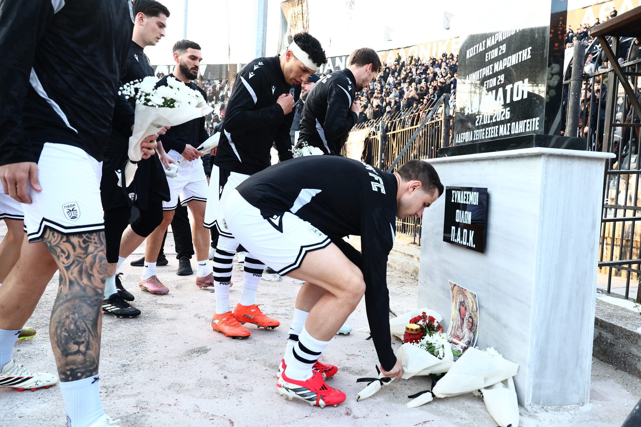 Συγκίνηση στην Τούμπα: Παίκτες των ΠΑΟΚ και Λεβαδειακού άφησαν λουλούδια στη μνήμη του 20χρονου οπαδού του Δικεφάλου (pics)