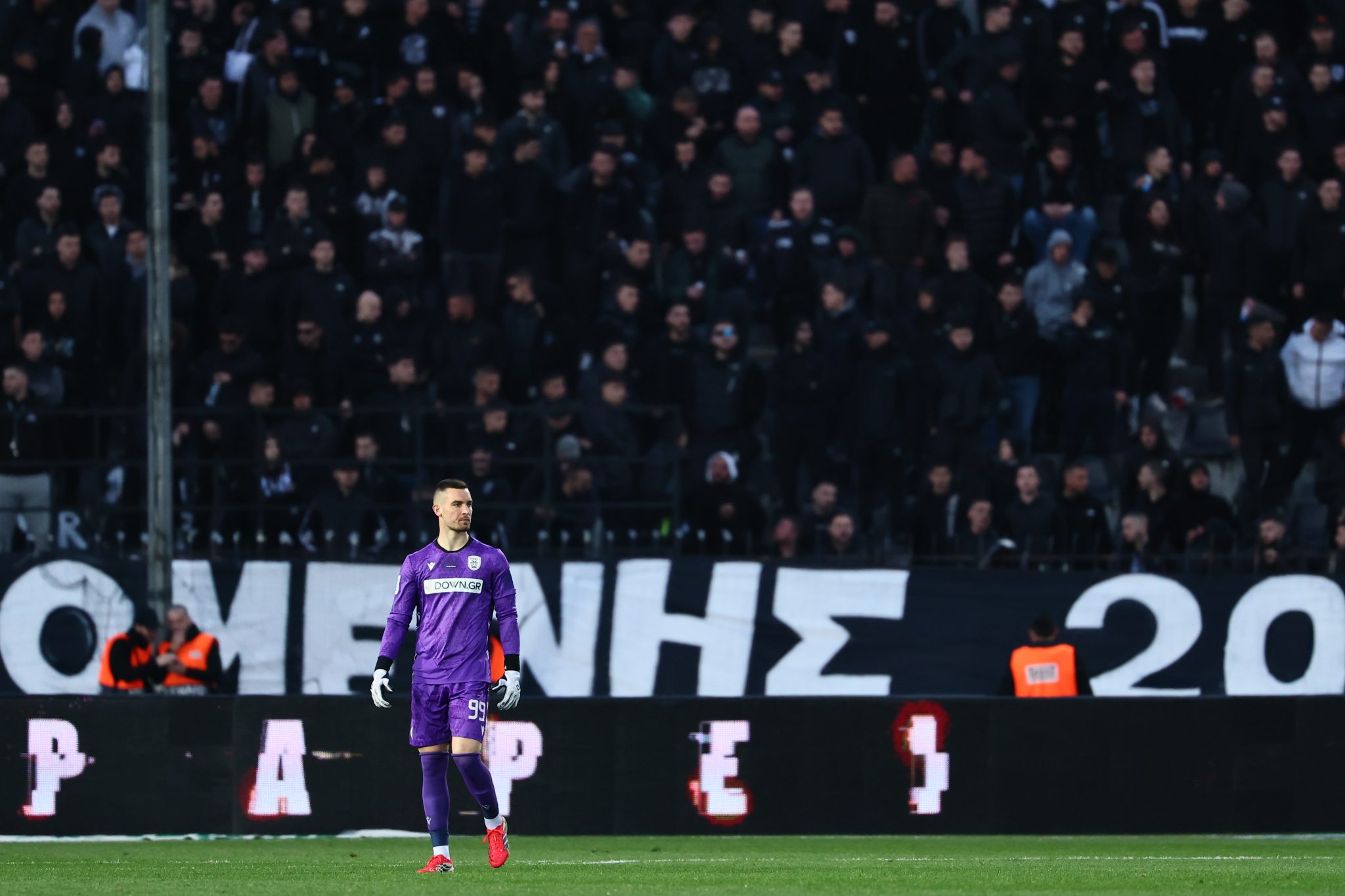 Η αστυνομία έκρυψε τους δημοσιογράφους στο κέντρο Τύπου – Με δική τους ευθύνη επέστρεψαν κάποιοι στο δεύτερο ημίχρονο