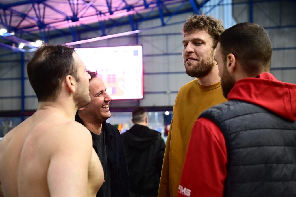 Βεζένκοφ και Νετζήπογλου παρακολούθησαν το ντέρμπι του Ολυμπιακού με τον Παναθηναϊκό στο πόλο