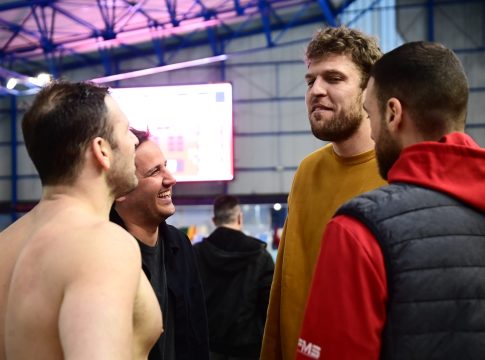 Βεζένκοφ και Νετζήπογλου παρακολούθησαν το ντέρμπι του Ολυμπιακού με τον Παναθηναϊκό στο πόλο