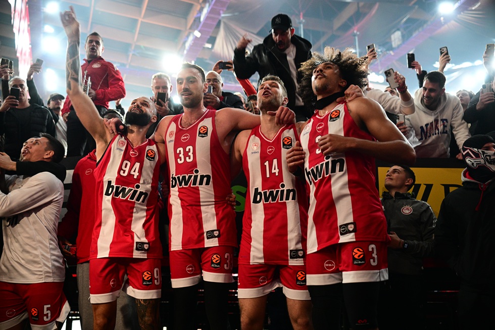 Ολυμπιακός: Η «καυτή» ατμόσφαιρα, το… σόου του Φουρνιέ και το πάρτι με τον κόσμο (vid)