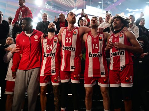 Από παίκτες… οργανωτές κερκίδας: Μετά το τέλος του παιχνιδιού ομάδα και κόσμος έγιναν ένα (pics)