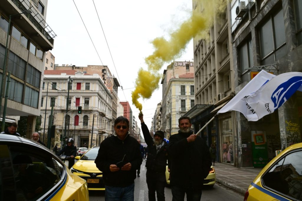 Για δεύτερη μέρα στους δρόμους οι αυτοκινητιστές – Σε εξέλιξη η απεργία των ταξί