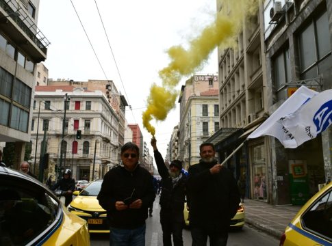 Για δεύτερη μέρα στους δρόμους οι αυτοκινητιστές – Σε εξέλιξη η απεργία των ταξί