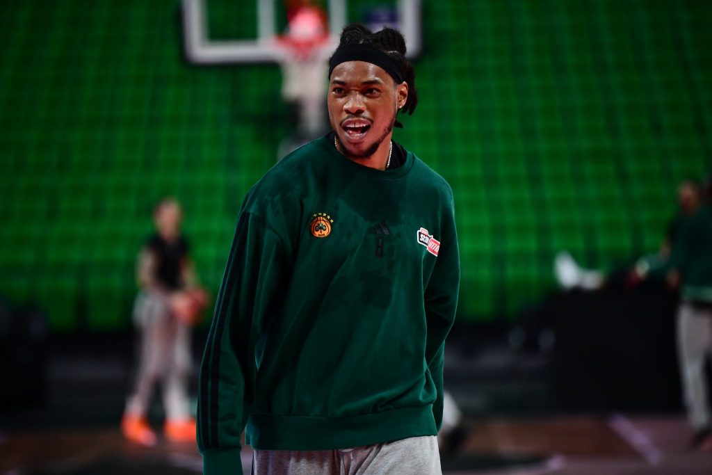 «Ο Χολμς απάντησε στην κριτική του Αταμάν και το συμβόλαιό του τερματίστηκε»