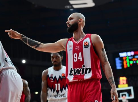 Ο Εβάν Φουρνιέ αναζητάει προτάσεις για μαγαζιά με streetwear καπέλα (pic)