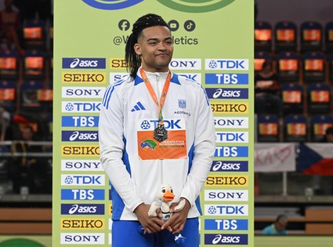 Η απονομή του ασημένιου μεταλλίου στον Εμμανουήλ Καραλή (vid)