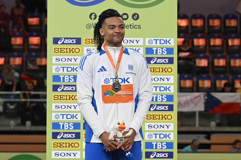 Η απονομή του ασημένιου μεταλλίου στον Εμμανουήλ Καραλή (vid)