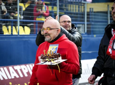 Έπος: Οπαδοί του Πανσερραϊκού πήγαν τούρτα σε εκείνους του Παναιτωλικό για τα 100 χρόνια (pics)