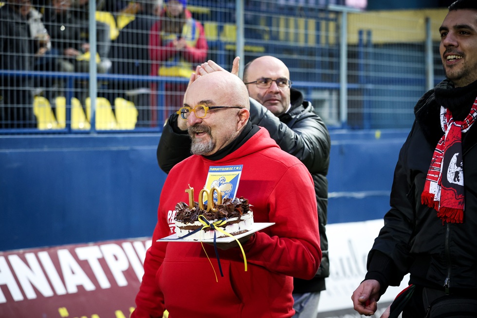 Έπος: Οπαδοί του Πανσερραϊκού πήγαν τούρτα σε εκείνους του Παναιτωλικό για τα 100 χρόνια (pics)