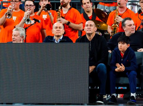 Ο Ολυμπιακός καταγγέλει επίθεση των οπαδών της Βαλένθια σε Αγγελόπουλο και Σκινδήλια