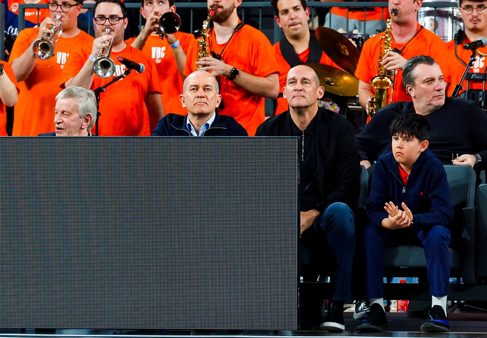 Ο Ολυμπιακός καταγγέλει επίθεση των οπαδών της Βαλένθια σε Αγγελόπουλο και Σκινδήλια