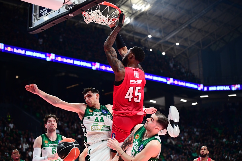 Εντυπωσιακός Χολ δίνει λύσεις επιθετικά στον Ολυμπιακό (vid)