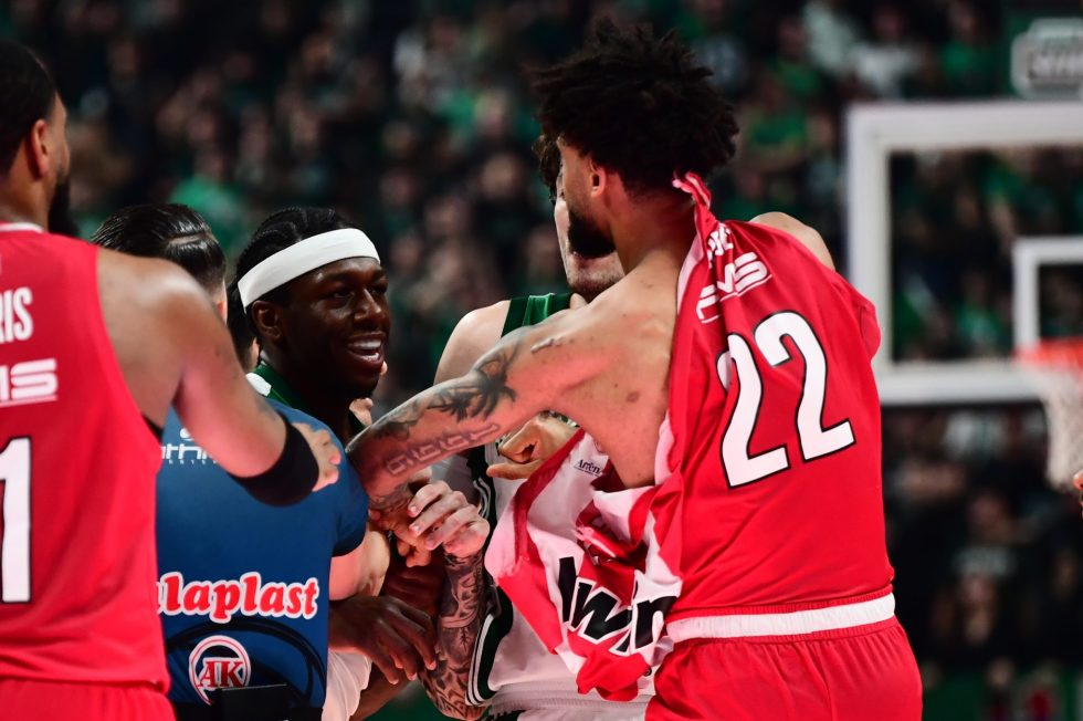 Ροντέο στο ΟΑΚΑ – Αποβλήθηκαν Ναν και Ντόρσεϊ, τεχνική ποινή στον Λεσόρ που έπρεπε να τους ακολουθήσει (vid)