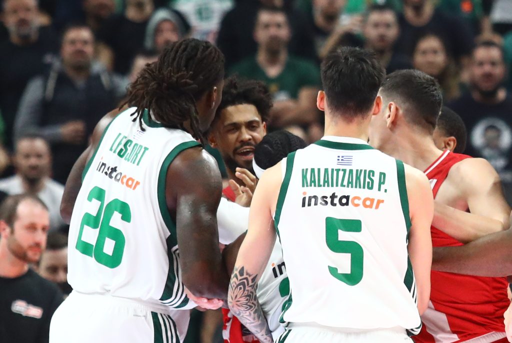 Η αντιαθλητική συμπεριφορά του Λεσόρ που δεν τιμωρήθηκε – Η σκισμένη φανέλα του Ντόρσεϊ και το δεύτερο «ντου» σε 45 μέρες (vids)