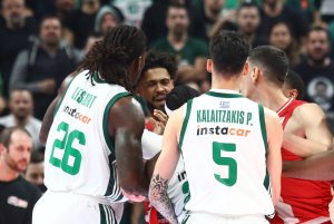 Η αντιαθλητική συμπεριφορά του Λεσόρ που δεν τιμωρήθηκε – Η σκισμένη φανέλα του Ντόρσεϊ και το δεύτερο «ντου» σε 45 μέρες (vids)