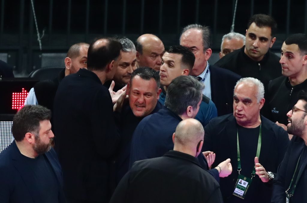 Καταγγελία από τον Ολυμπιακό: «Άνθρωπος που συνόδευε τους διαιτητές είπε φύγε από εδώ ρε μ@λ@κ@ στον Μπαρτζώκα»