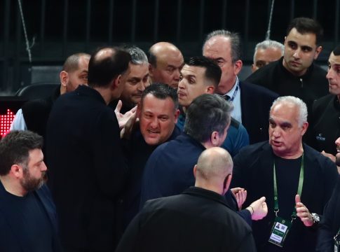 Καταγγελία από τον Ολυμπιακό: «Άνθρωπος που συνόδευε τους διαιτητές είπε φύγε από εδώ ρε μ@λ@κ@ στον Μπαρτζώκα»