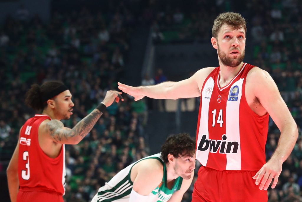 Γιατί «εξερράγη» ο Βεζένκοφ στο ημίχρονο στο ΟΑΚΑ – Τα υβριστικά συνθήματα και οι προκλήσεις στα court seats