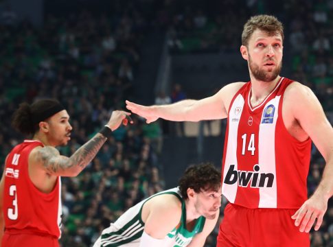 Γιατί «εξερράγη» ο Βεζένκοφ στο ημίχρονο στο ΟΑΚΑ – Τα υβριστικά συνθήματα και οι προκλήσεις στα court seats