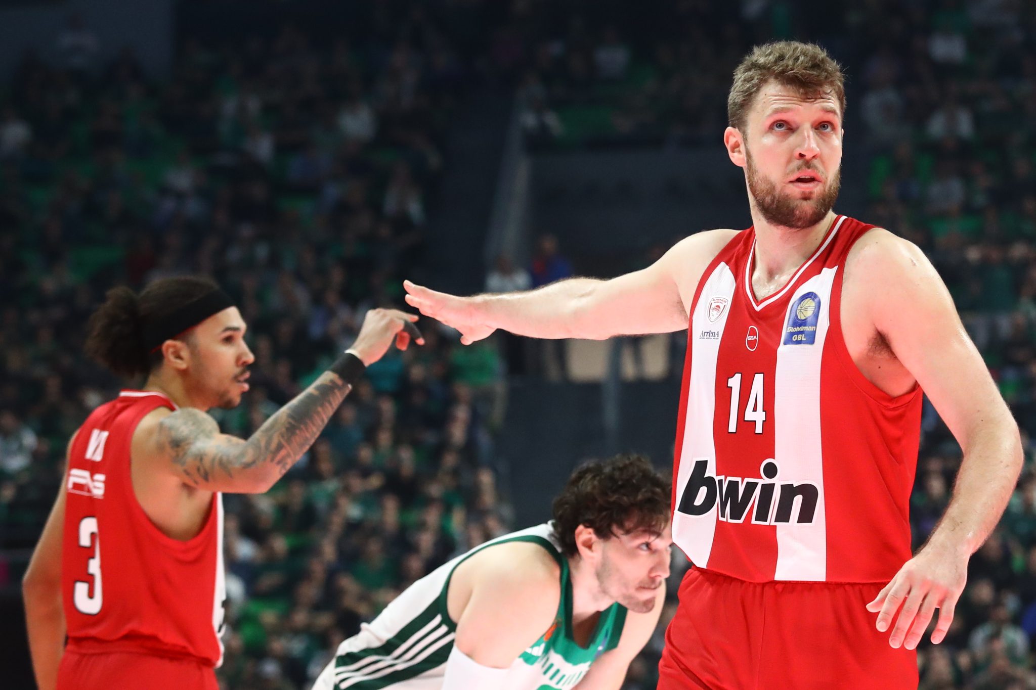 Γιατί «εξερράγη» ο Βεζένκοφ στο ημίχρονο στο ΟΑΚΑ – Τα υβριστικά συνθήματα και οι προκλήσεις στα court seats