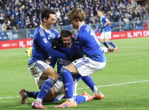 Κάλιαρι – Κόμο 1-2: Μεγάλο διπλό και… φουλ για Champions League η ομάδα του Δουβίκα