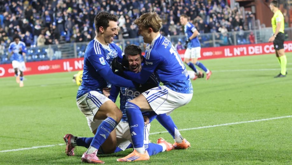 Κάλιαρι – Κόμο 1-2: Μεγάλο διπλό και… φουλ για Champions League η ομάδα του Δουβίκα