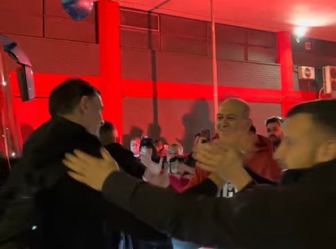 Υποδοχή από τους οπαδούς του Ολυμπιακού μετά τη νίκη επί του Παναθηναϊκού (vid)