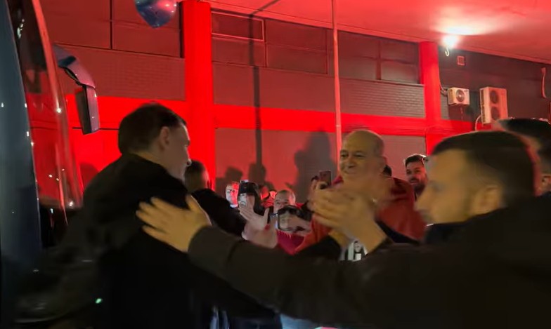 Υποδοχή από τους οπαδούς του Ολυμπιακού μετά τη νίκη επί του Παναθηναϊκού (vid)