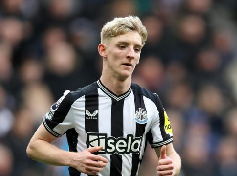 Η Άρσεναλ για Άντονι Γκόρντον, η Γιουνάιτεντ για Άνταμ Γουόρτον