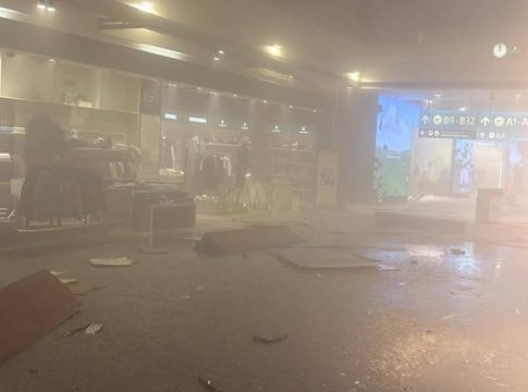 Βίντεο σοκ: Χάος στο αεροδρόμιο του Ντουμπάι από Ιρανικό χτύπημα – Κόσμος τρέχει πανικόβλητος