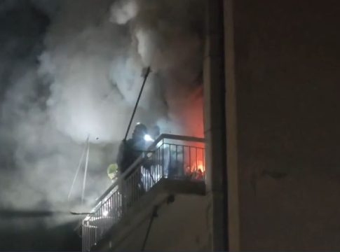Φωτιά σε διαμέρισμα στον Ταύρο – Χωρίς τις αισθήσεις του ανασύρθηκε ένας άνδρας