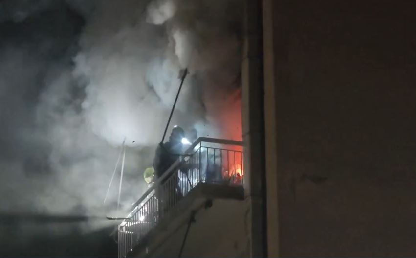 Φωτιά σε διαμέρισμα στον Ταύρο – Χωρίς τις αισθήσεις του ανασύρθηκε ένας άνδρας