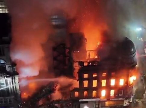 Γλασκώβη: Φωτιά κατέστρεψε τον σιδηροδρομικό σταθμό – Κατέρρευσε μέρος του κτιρίου