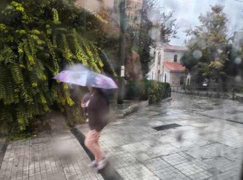 Εντείνονται τα φαινόμενα της «Deborah» – Ισχυρές καταιγίδες, χιόνια και δυνατοί άνεμοι