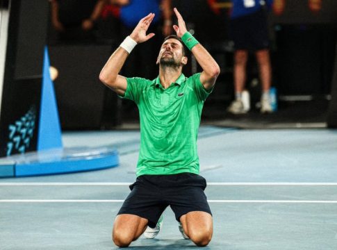 Ο Τζόκοβιτς έκανε εμετό κατά τη διάρκεια του αγώνα και είχε δεμένο χέρι (vid)