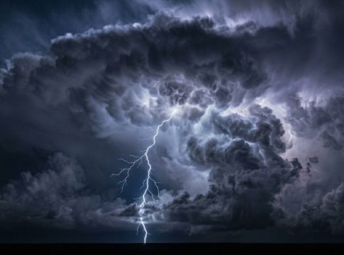 Σημαντική επιδείνωση του καιρού την Πρωταπριλιά: Έρχεται ισχυρό βαρομετρικό χαμηλό