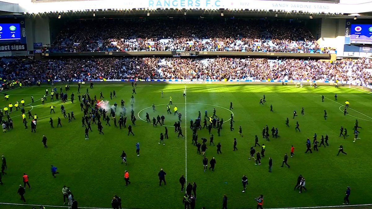 Χαμός στο «Άιμπροξ»: Η Σέλτικ απέκλεισε τη Ρέιντζερς από το Κύπελλο στα πέναλτι και ακολούθησε εισβολή οπαδών με ξύλο και δακρυγόνα (vids)