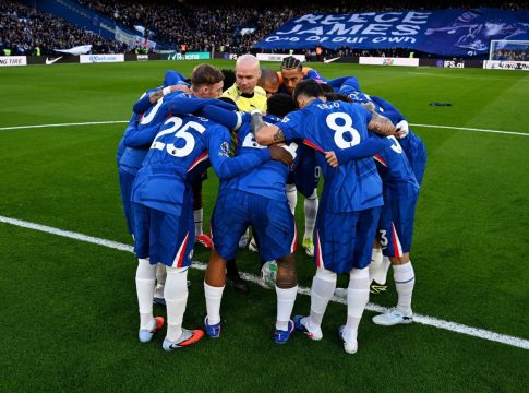 Το είδαμε κι αυτό: Οι παίκτες της Τσέλσι περικύκλωσαν τον διαιτητή πριν τη σέντρα του ματς με τη Νιούκαστλ (vid)