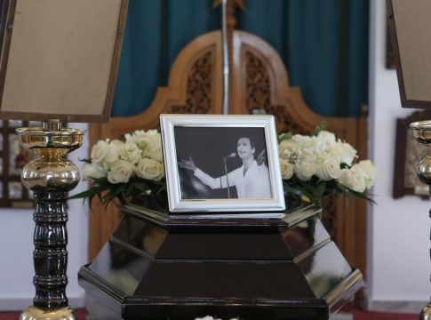 Γιώργος Μαρίνος: Συγκίνηση στο τελευταίο «αντίο» για τον απόλυτο σόουμαν