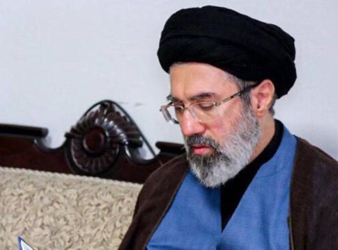 Τεχεράνη: Κληρικός υποδεικνύει τον γιο του Χαμενεΐ ως νέο ανώτατο ηγέτη – «Σύντομα θα ανακοινωθεί»