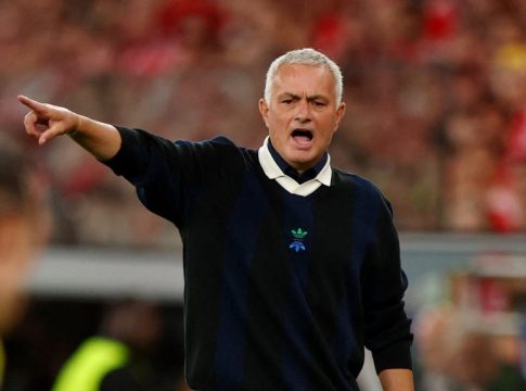 Ο Μουρίνιο αποθέωσε τον Παυλίδη: «Κάνει εξαιρετική δουλειά στο να ανοίγει το παιχνίδι»